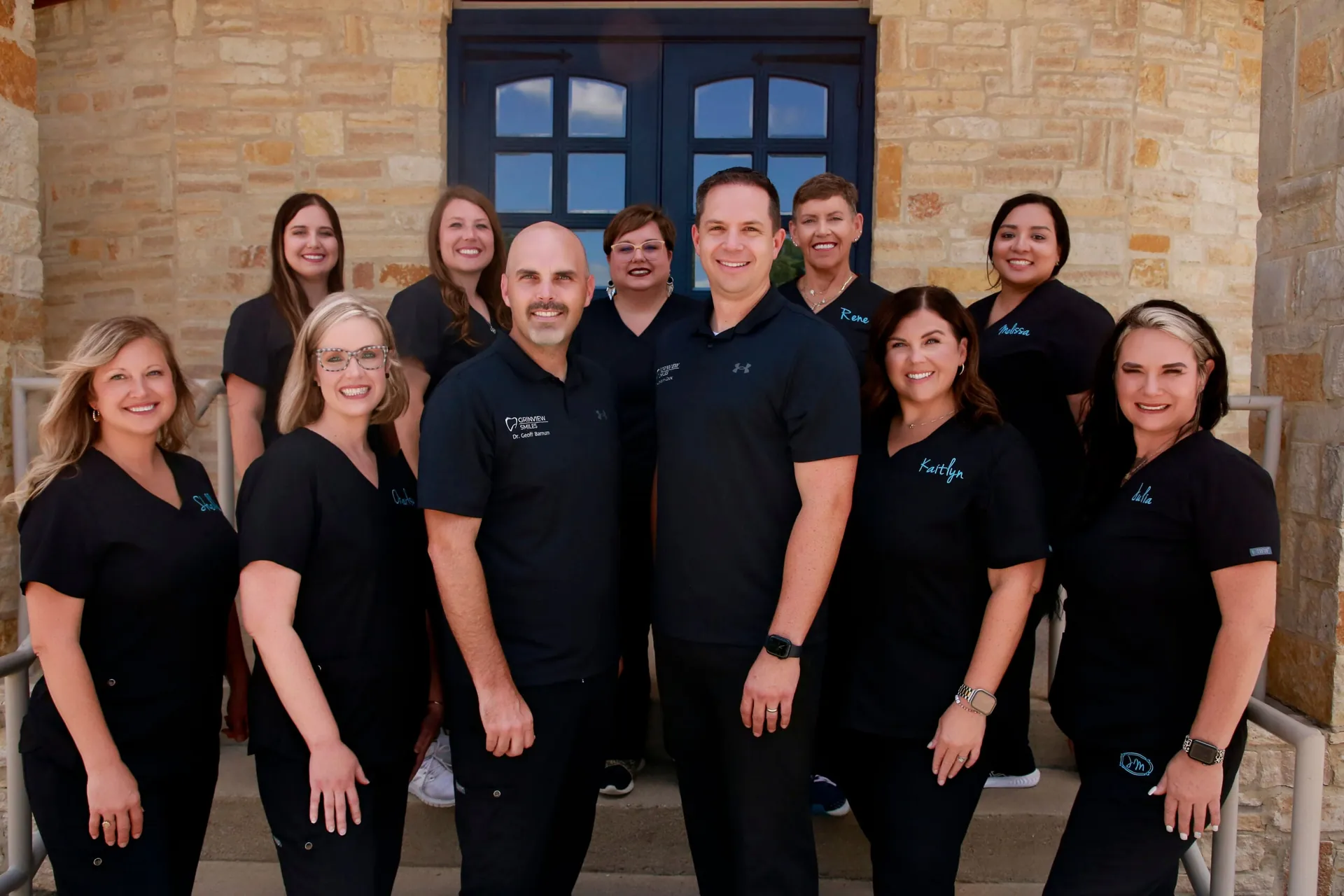 El equipo de Grinview Smiles frente al consultorio