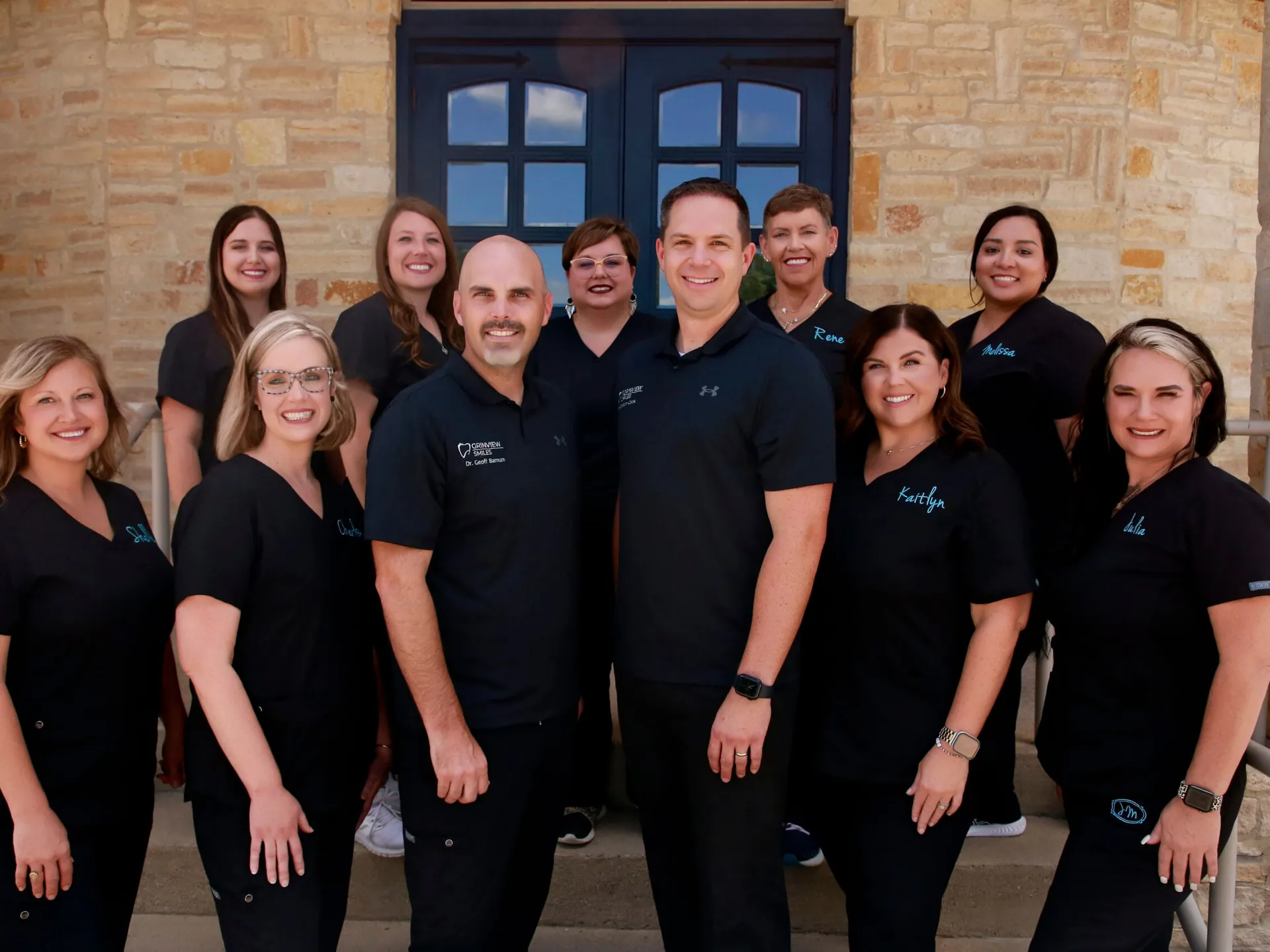 El equipo de Grinview Smiles frente al consultorio