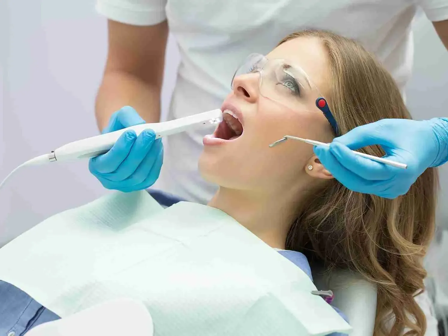 Un dentista usando una cámara intraoral