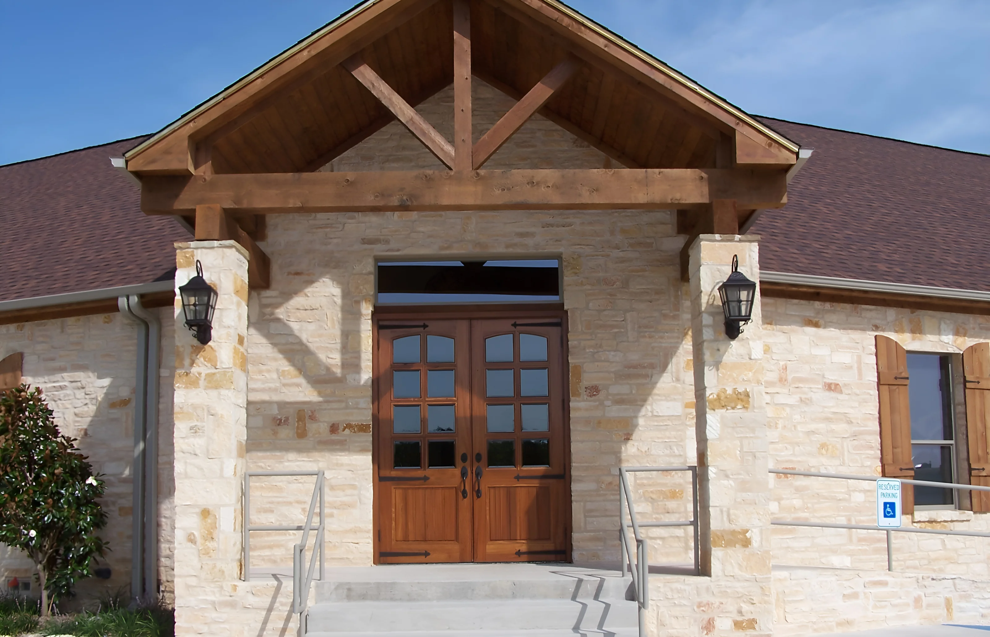 El consultorio de Grinview Smiles en South 3rd Street en Grandview, Texas