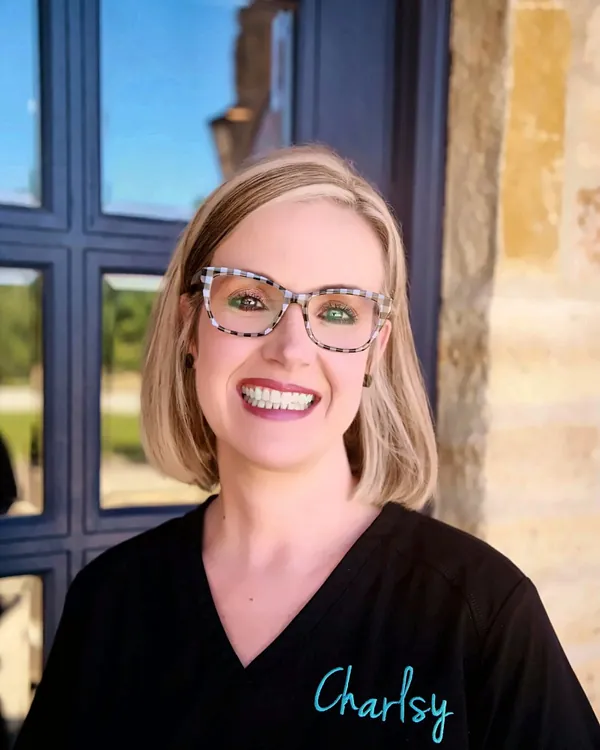 Charlsy, higienista dental registrada